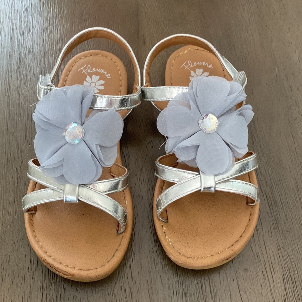 Silver Toddler girl Sandals with a gray flower and crystal gem